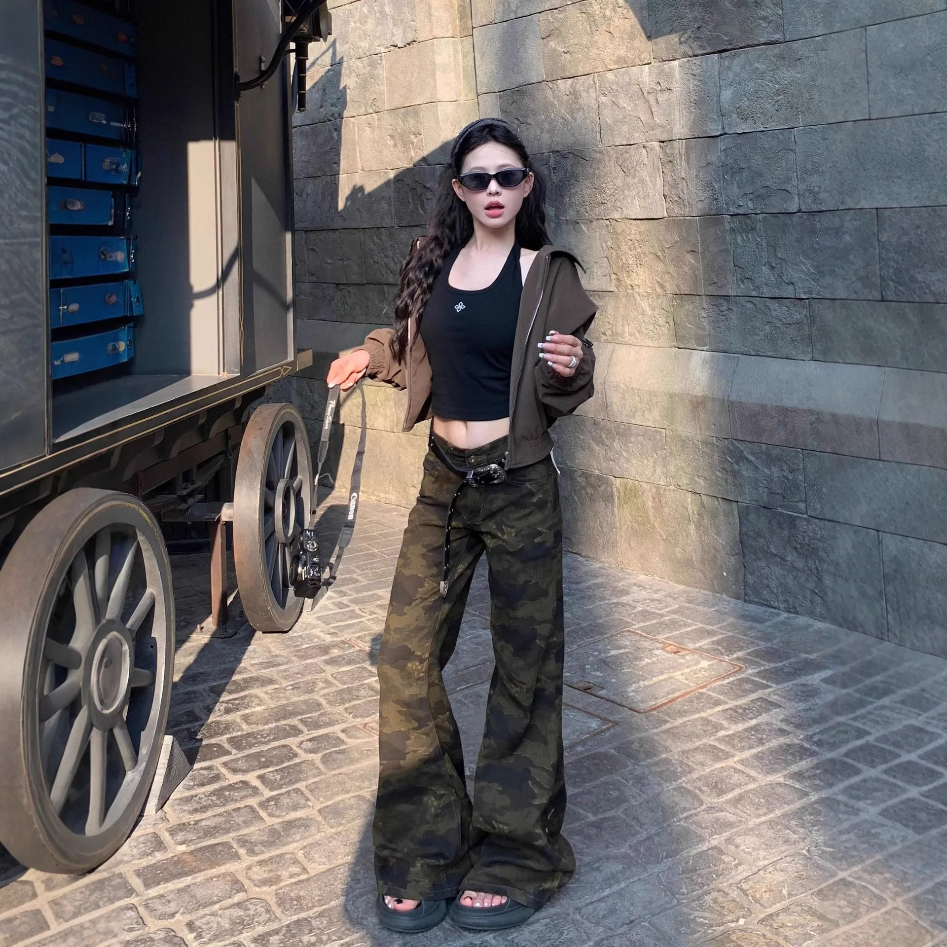 سترة قصيرة مبطنة باللون البني الداكن وياقة مقلوبة للنساء لخريف 2025 سترة بيسبول جديدة للنساء #3