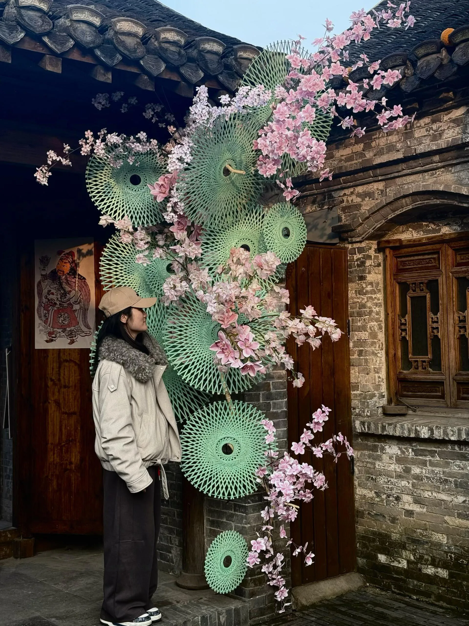 創造的な竹編みの装飾品、花柄アートシーンセットアップ、春の雰囲気の写真背景壁、お祭り装飾