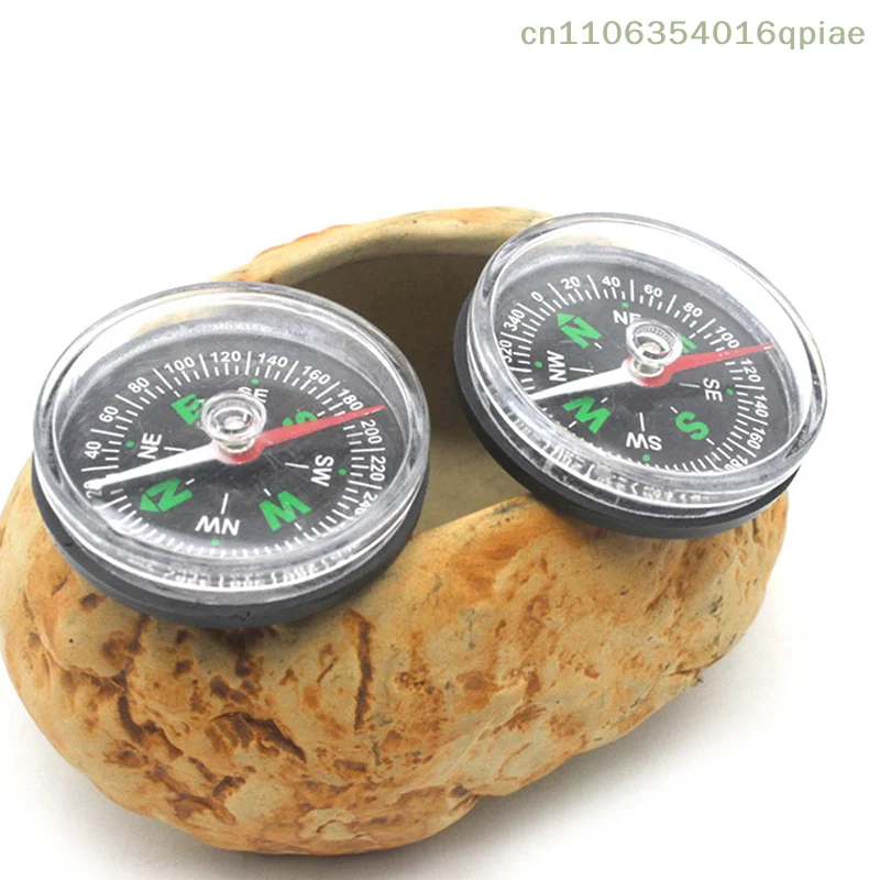 （Summer4）Portable Mini Precise Compass Practical Guider Survival Button Design Compass