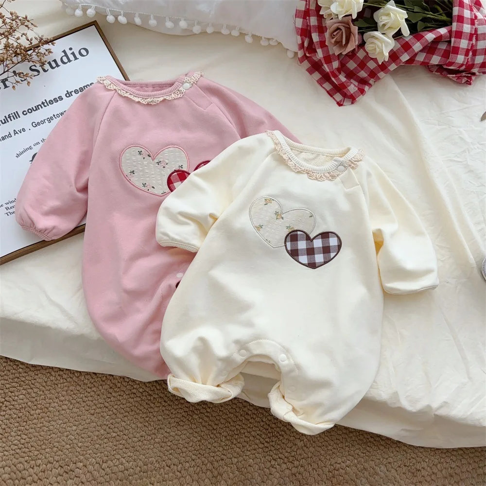 

2024 Autumn Baby Girls Bodysuit Love Heart Patched Lace Solid Loose Casual Infant Girls Rompers Newborn Girls Outfits