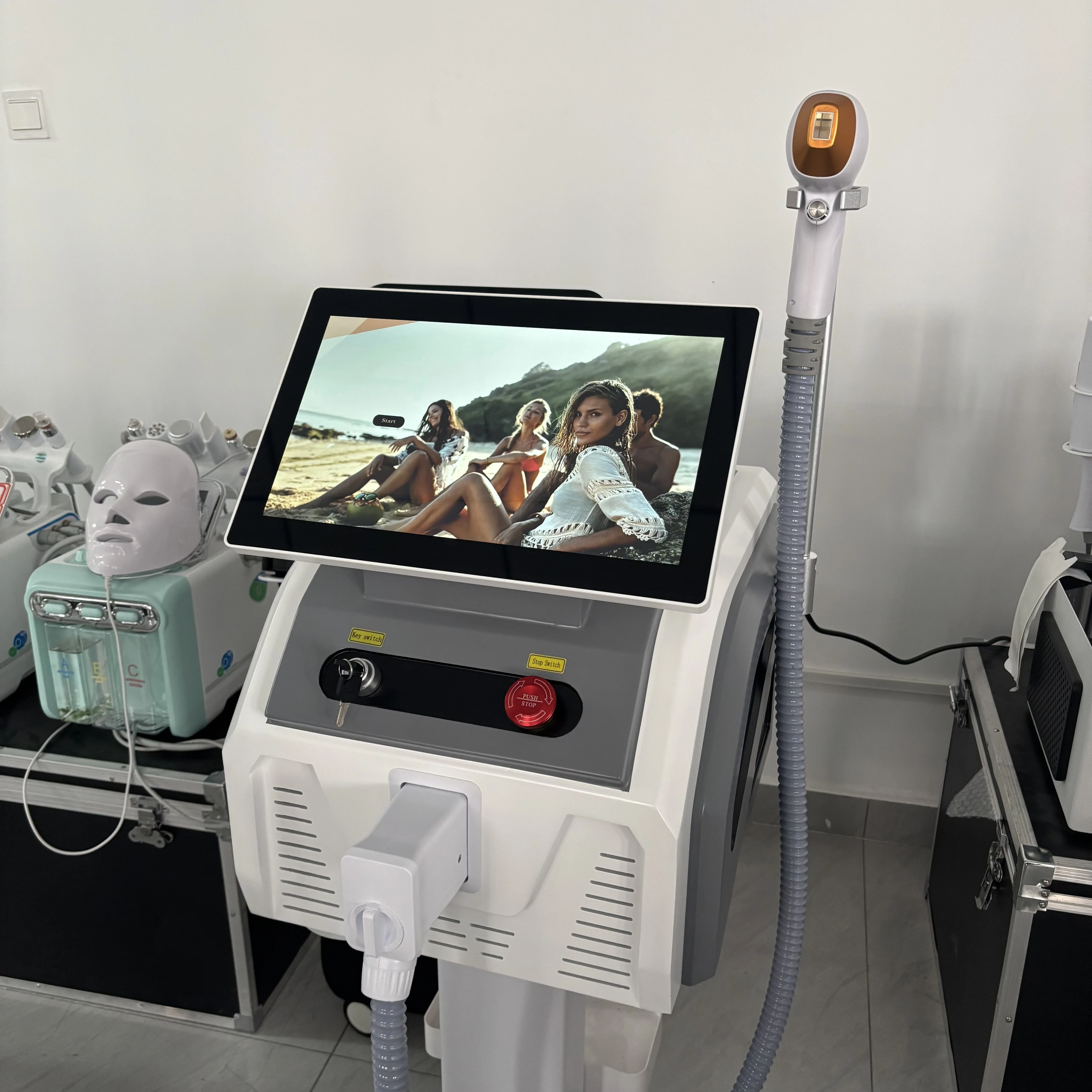 

Новый портативный александритовый ледяной лазер 755 808nm1064Nm диодный лазер для удаления волос