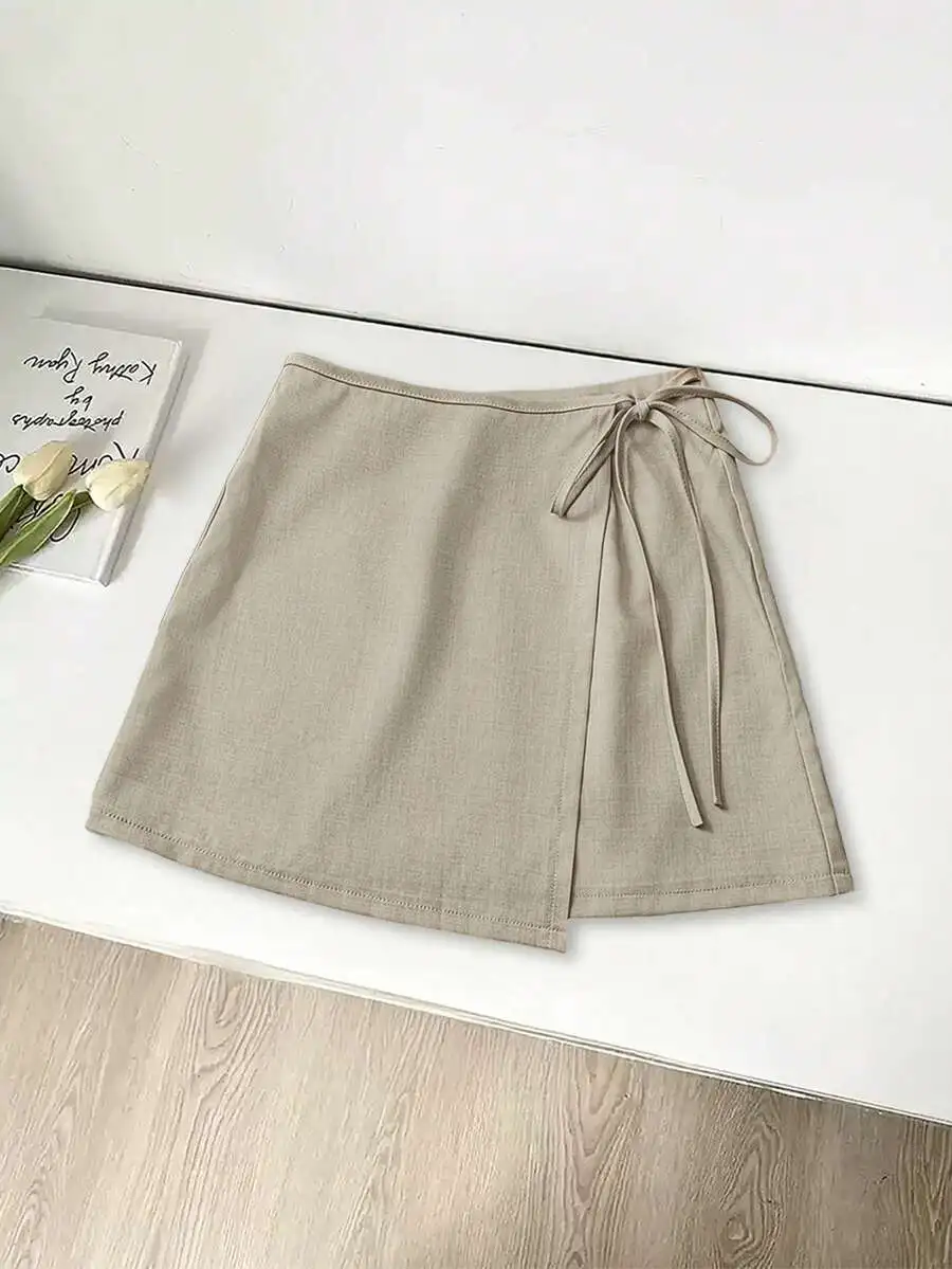 

Асимметричная мини-юбка цвета хаки с завязками на талии - повседневный летний стиль