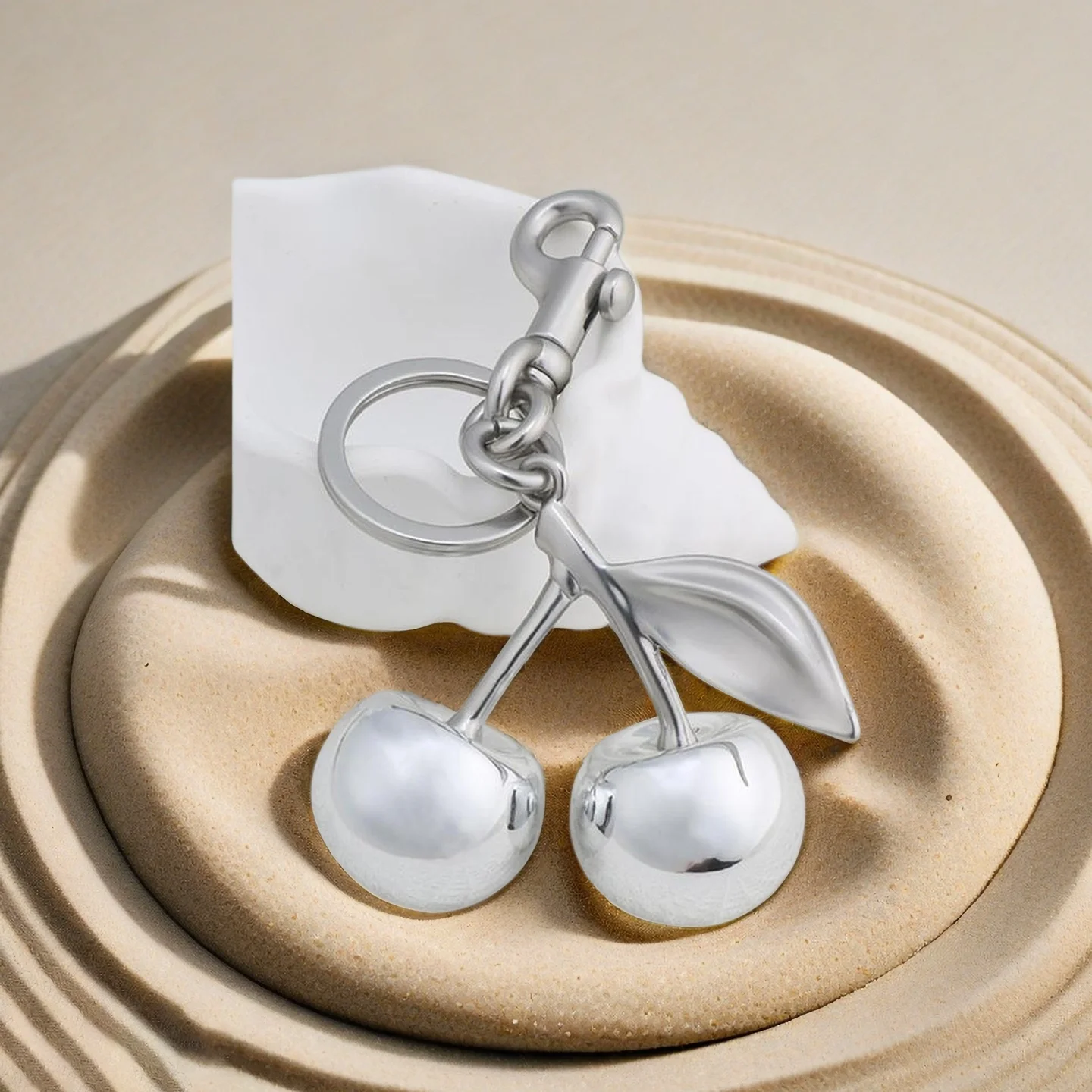 chaveiro-de-cereja-banhado-a-prata-brilhante-pingente-de-bolsa-de-cereja-feito-de-hardware-de-metal-e-resina-espelhada-brilhante