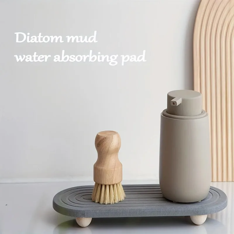 Un tapete de mesa de barro de diatomeas con patas de poste de madera, con un diseño rectangular clásico, adecuado para mantener un seco y ordenado