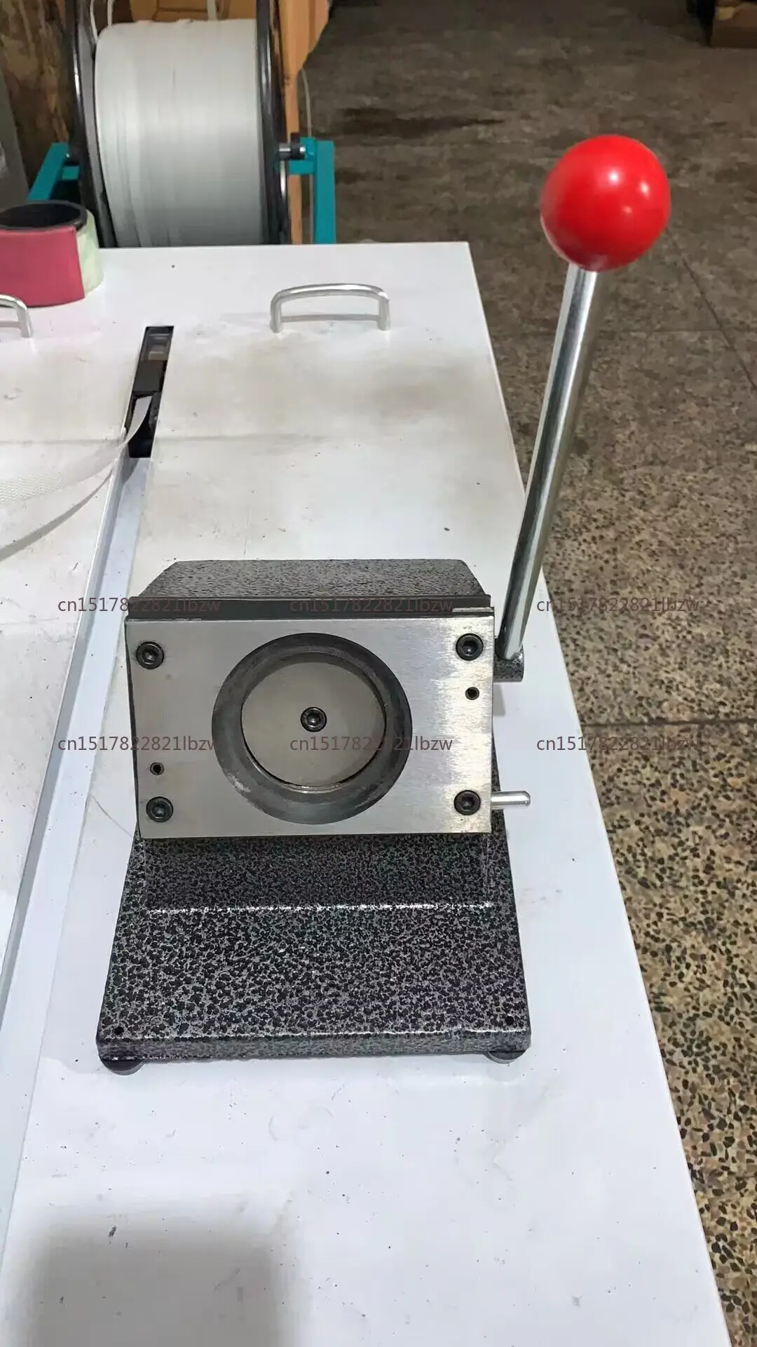 Round & shaped card cutter, for paper, PVC badges & medals