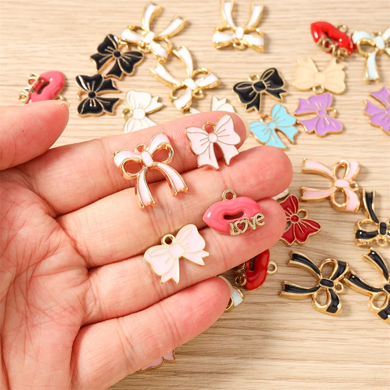 10 Stück Niedliche Bunte Emaille-Anhänger mit Schleife und Roten Lippen für Schmuckherstellung, Ohrringe, Halsketten, Armbänder, DIY-Bastelarbeiten, Geschenke – Detail 1