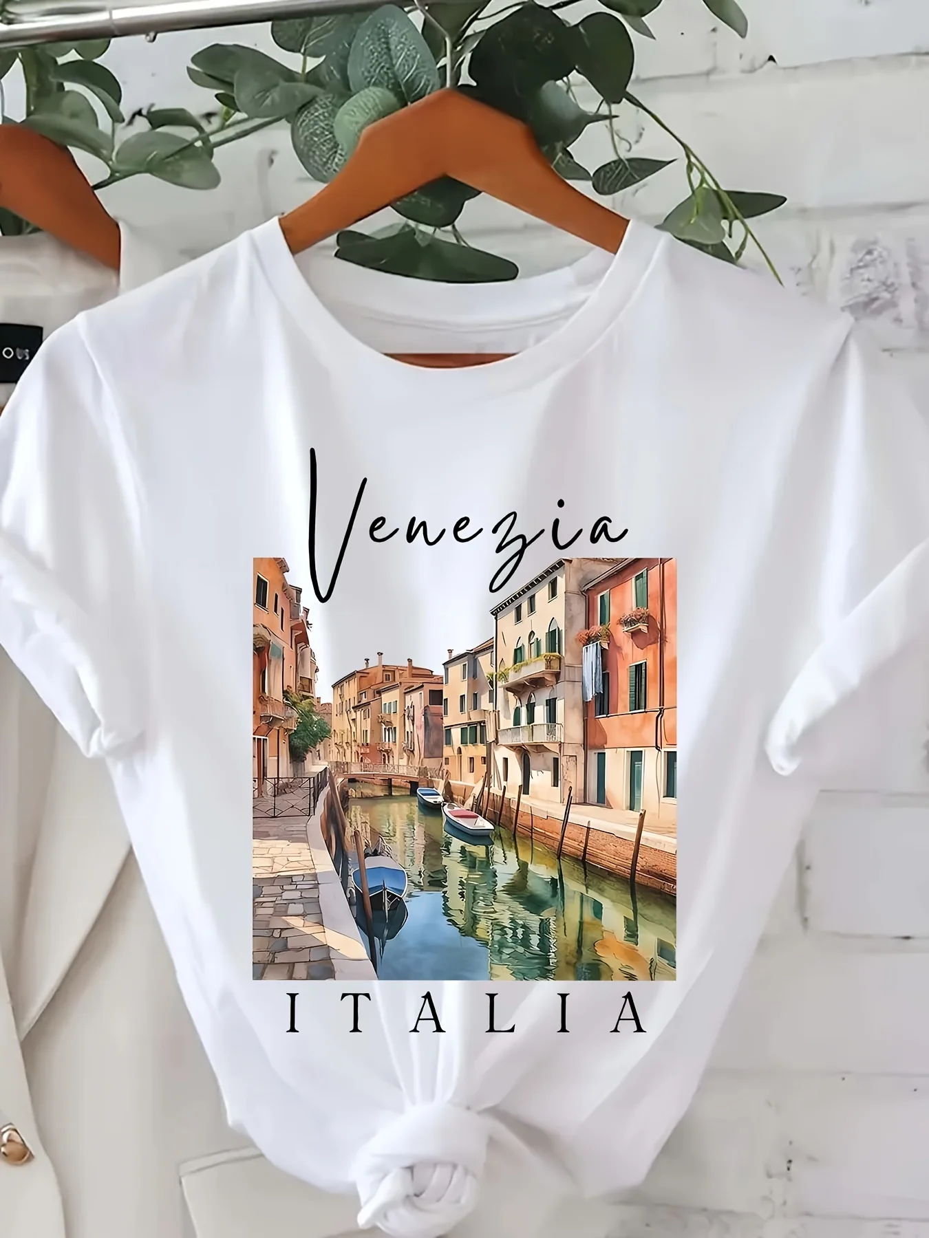 

Футболка с графическим буквенным принтом Vibrant Venice Italia — мягкий, дышащий, повседневный топ с круглым вырезом и короткими рукавами для женщин на лето и весну