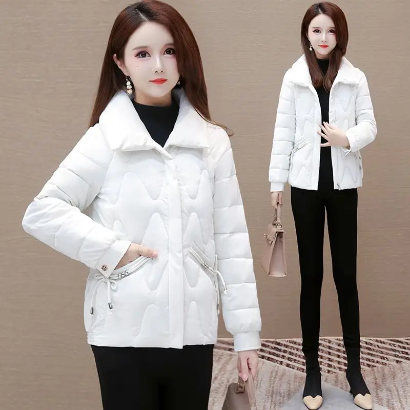 เสื้อแจ็คเก็ตผ้าฝ้ายเนื้อเงาสำหรับผู้หญิง ฤดูหนาว 2025 รุ่นใหม่ บุหนา แจ็คเก็ตพาร์กาแบบมีฮู้ด อุ่นสบาย แฟชั่นทรงหลวม สั้น