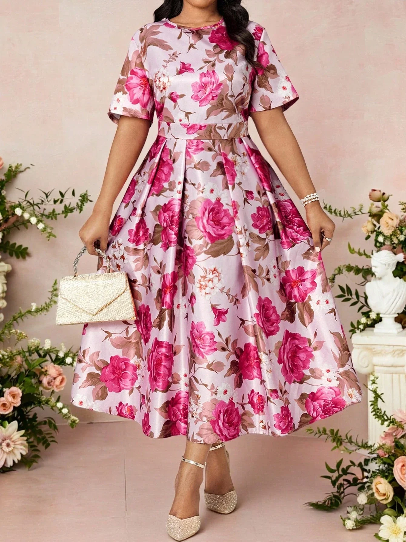 

Элегантное женское платье миди с цветочным принтом, короткими рукавами и плиссированной юбкой А-силуэта