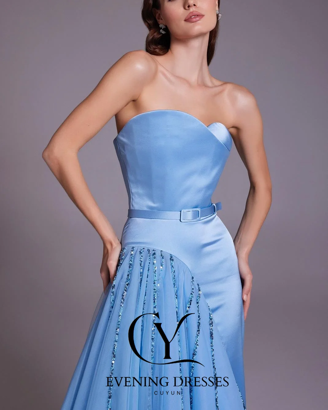 فساتين سهرة نسائية فاخرة باللون الأزرق من CUYUN بدون حمالات على شكل حرف A مع حزام فساتين رسمية أنيقة مخصصة للنساء
