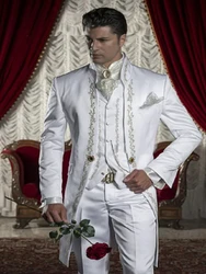 2024 Nuovo arrivo bianco con ricamo oro smoking dello sposo Groomsmen abiti da ballo di nozze da uomo per uomo 3 pezzi (giacca + pantaloni + gilet)