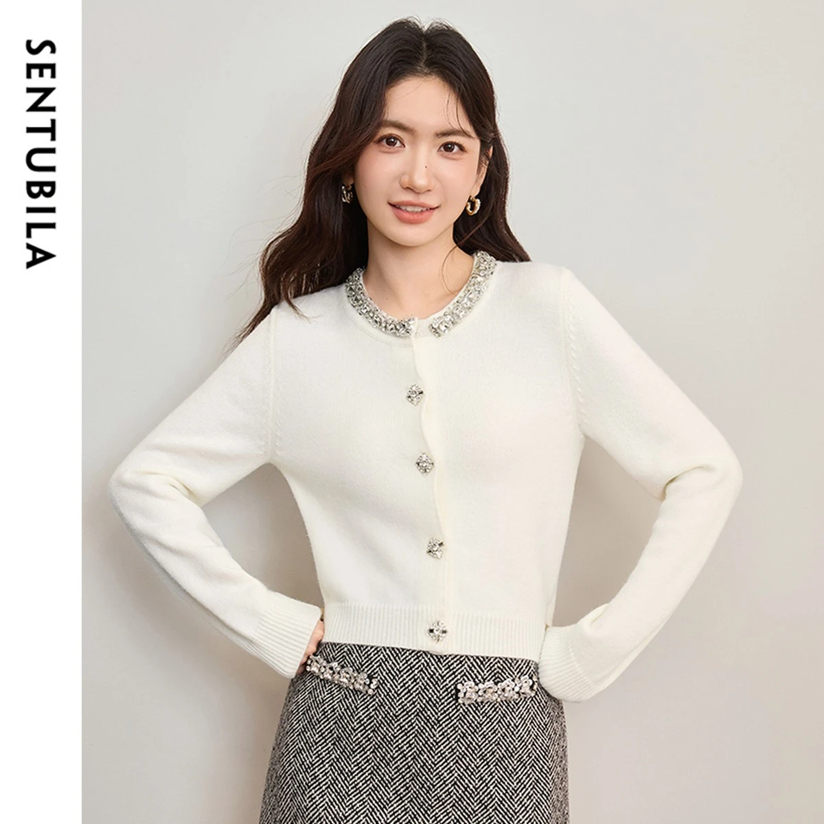 

SENTUBILA Women's 2026 Spring Short Knit Cardigan Crystal Necklace Trim Buttery-Soft Core-Spun Yarn Casual Knitwear W53EB3518