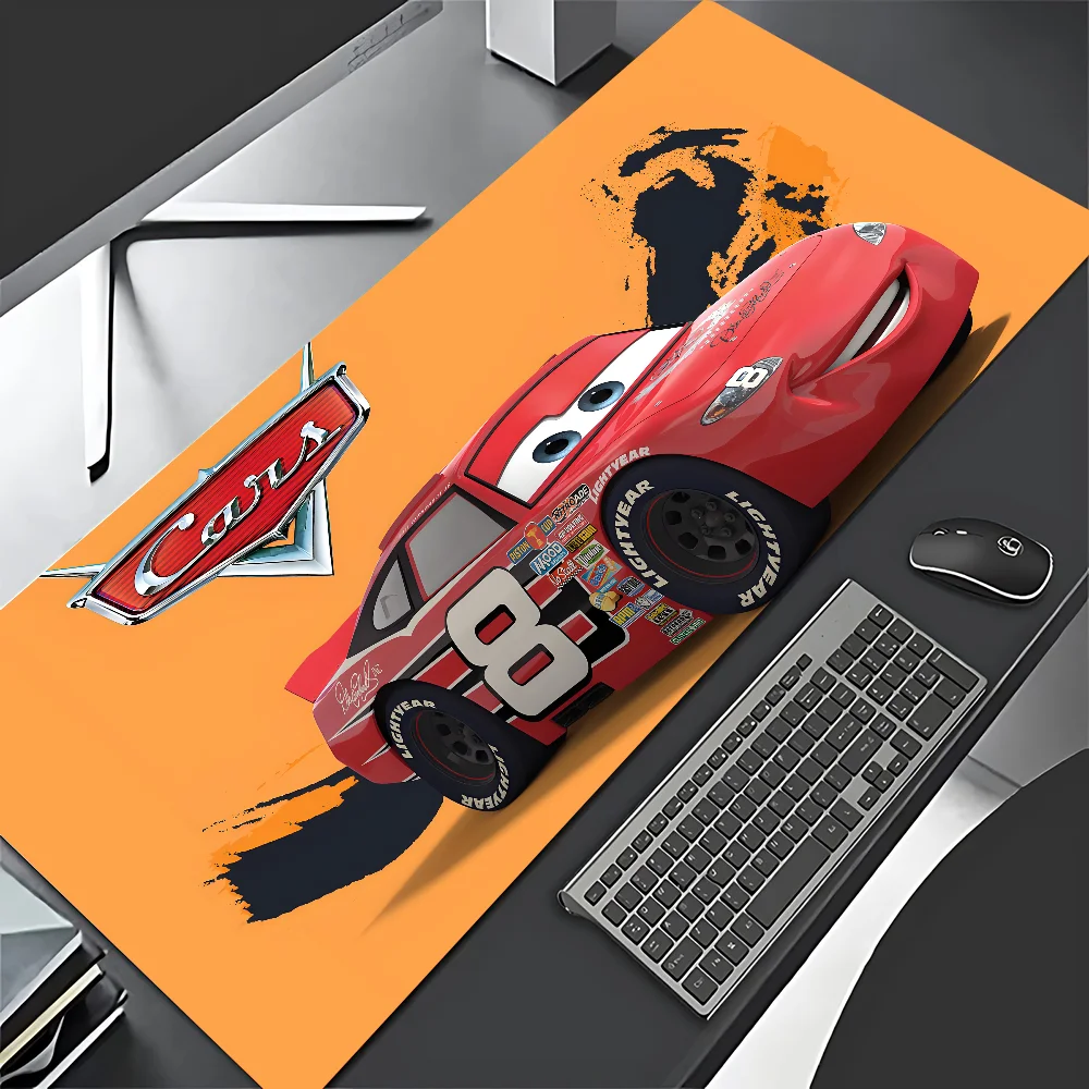 รถยนต์ Lightning McQueen Mousepad แผ่นรองเมาส์แล็ปท็อปอุปกรณ์เสริมสําหรับเล่นเกม Mousepad โต๊ะขนาดใหญ่คอมพิวเตอร์ Gamer คีย์บอร์ดพรมพรม