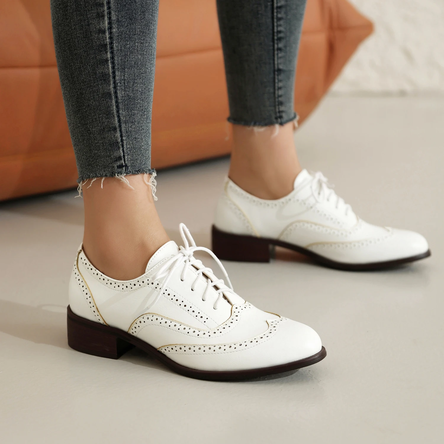 2024 nuove scarpe da donna primaverili e autunnali, grandi dimensioni 36-46 lunghezze dei piedi di mocassini impiombati da 23-28cm Retro Lace up