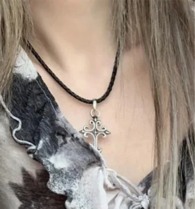 Black Leather Cross Pendant Necklace For Women, Minimalist Style, Niche High-End Design, Collarbone Chain Trend