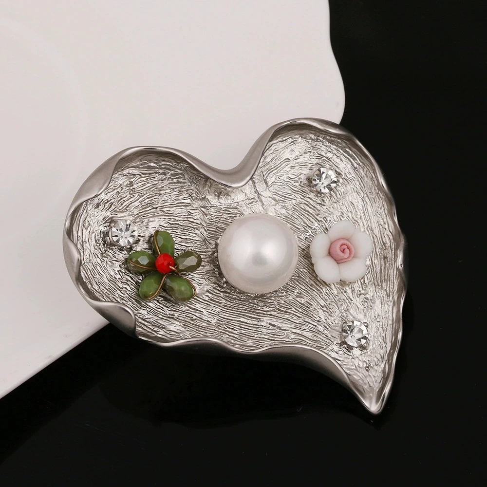 Retro alloy heart-shaped brooch with high-end feel, light luxury clothing accessories, jewelry, chest flower