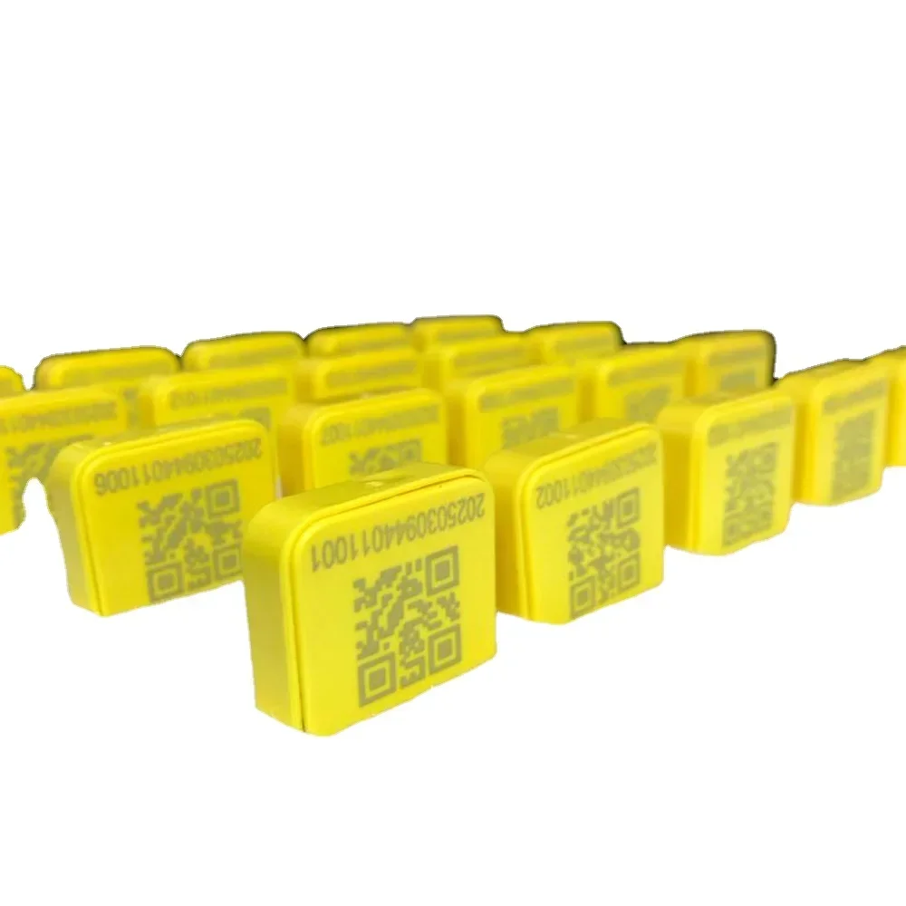 Hot Sale LoraWAN AU915/EU868/CN470 for Smart Livestock Farming Temperature Sensor for Cattle  Ear Tag Tracker factory