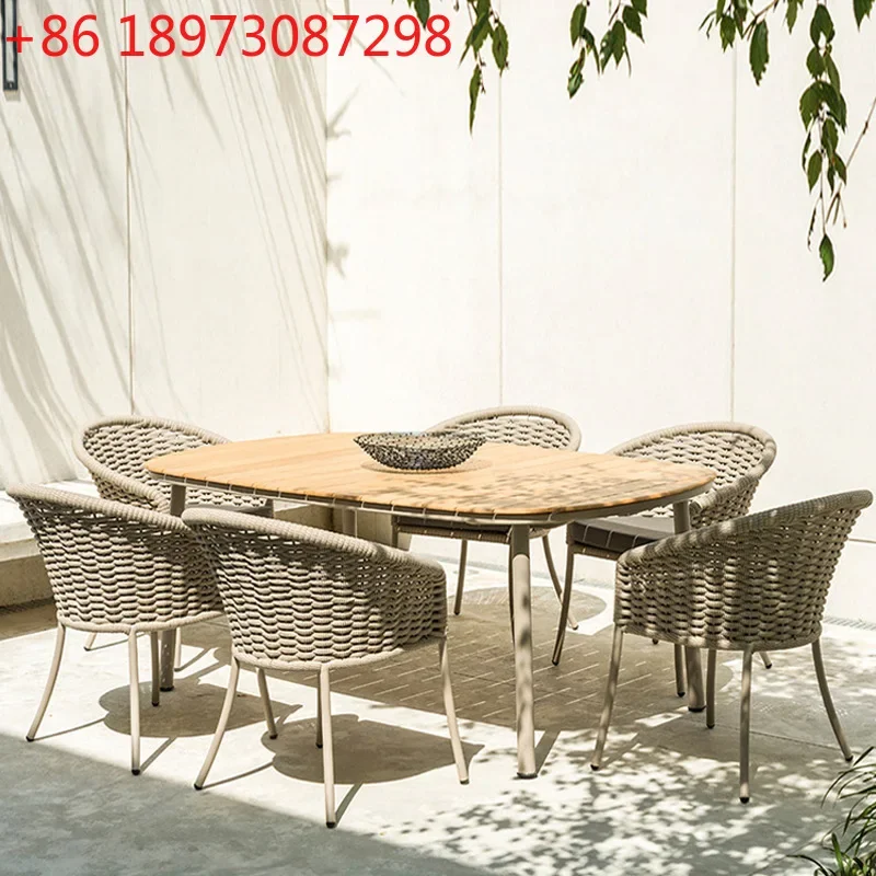 

Мебель для отдыха на открытом воздухе: комплект из трех предметов для двора или балкона, включающий небольшой обеденный стол и стулья, а также плетеное кресло из ротанга.