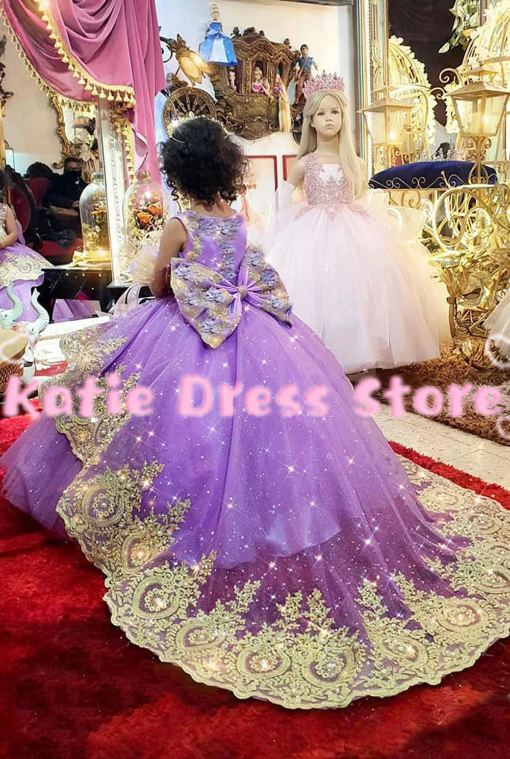 Maßgeschneidertes elegantes Blumenmädchenkleid für Hochzeiten, bauschige Spitzenapplikation mit Schleife, Kindergeburtstagsfeier, Erstkommunion, Ballkleider
