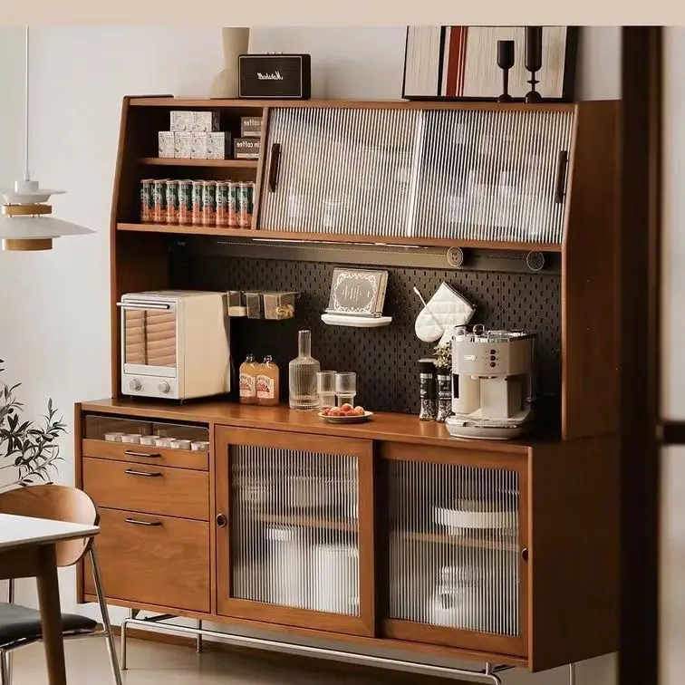 Armário de madeira maciça