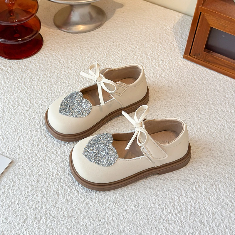 

Fashion New Children Princess Leather Shoes 2025 Elegant Sequins Heart Girls Wedding Party Flat Shoes Kids Causal Dress Shoes