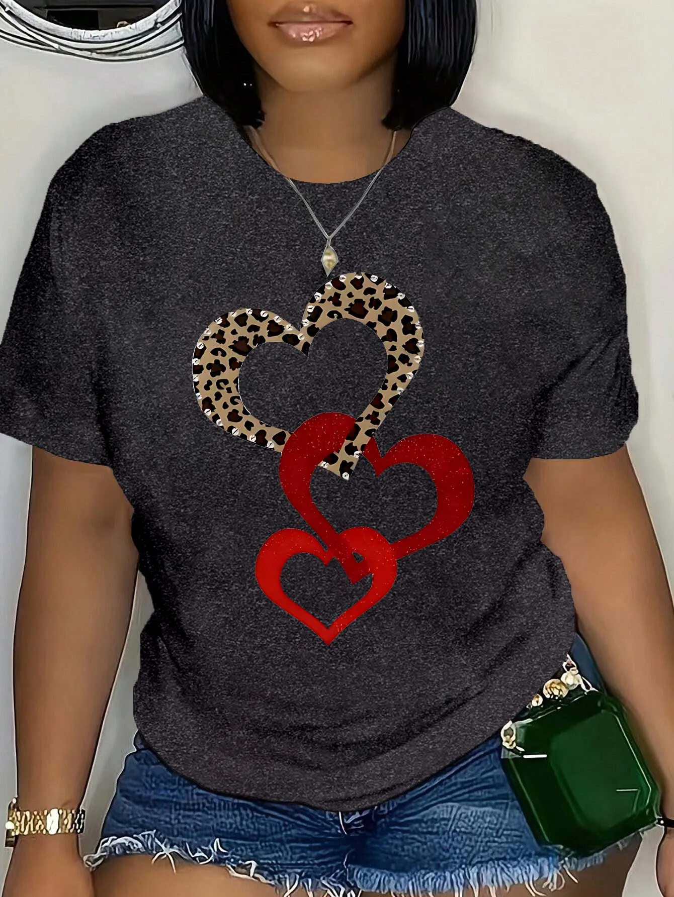 

Футболка больших размеров с леопардовым принтом и красным сердцем, модный топ больших размеров с многослойными мотивами в виде сердечек для модных романтических атмосфер