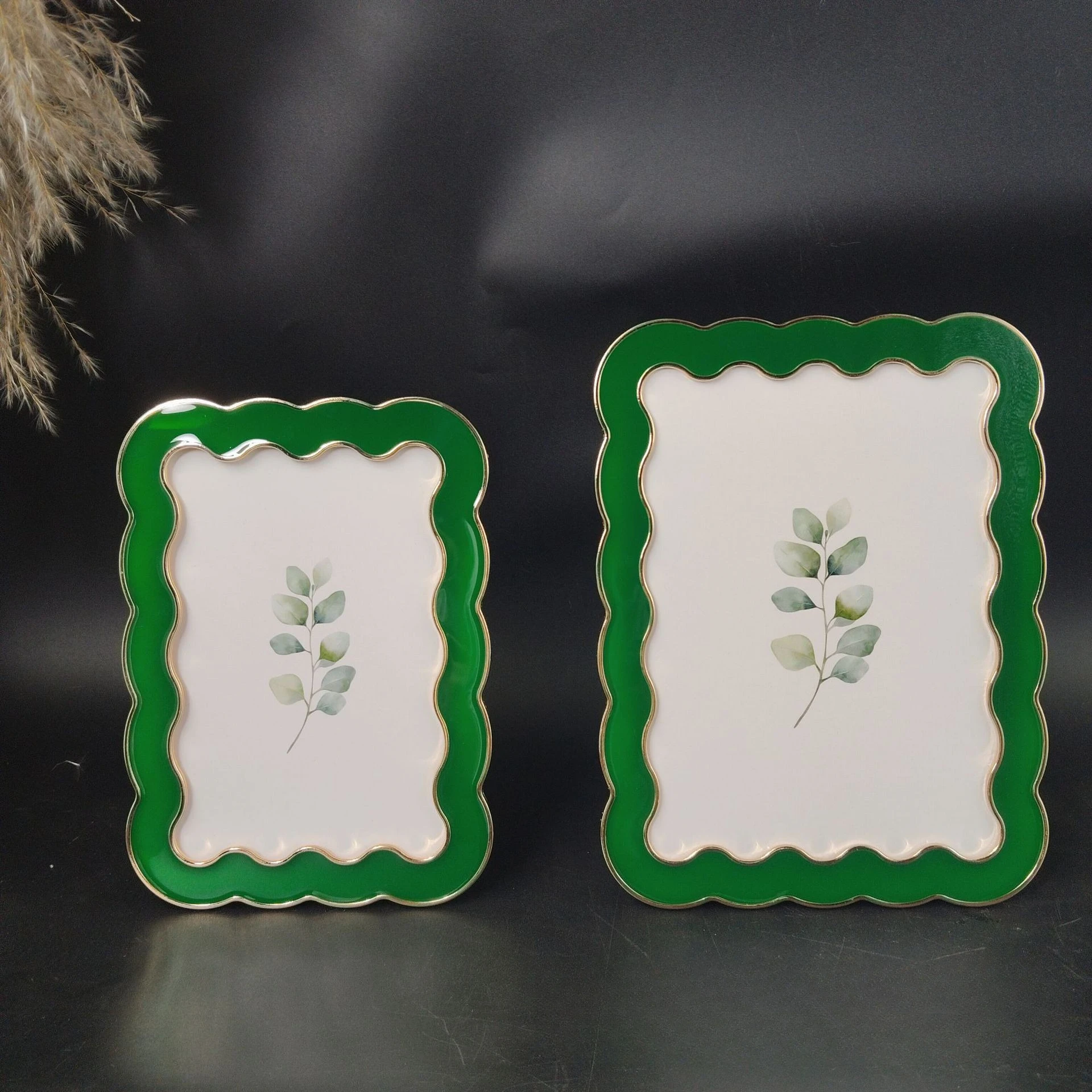 Metallic Green Wave-pattern Photo Frame Geometric Curved Waves Photo Frames Picture Frame Home Decoration Accessory