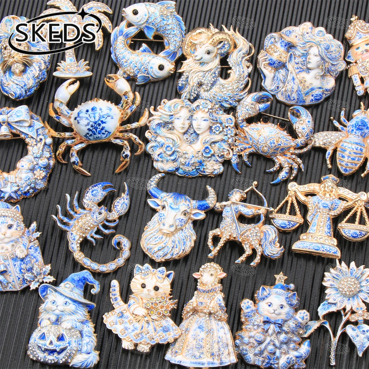 SKEDS Blau-weiße Emaille-Brosche im Porzellanstil mit Sternbild, Retro-Strass-Tierfigur-Anstecknadel, eleganter Schmuck – Detail 2