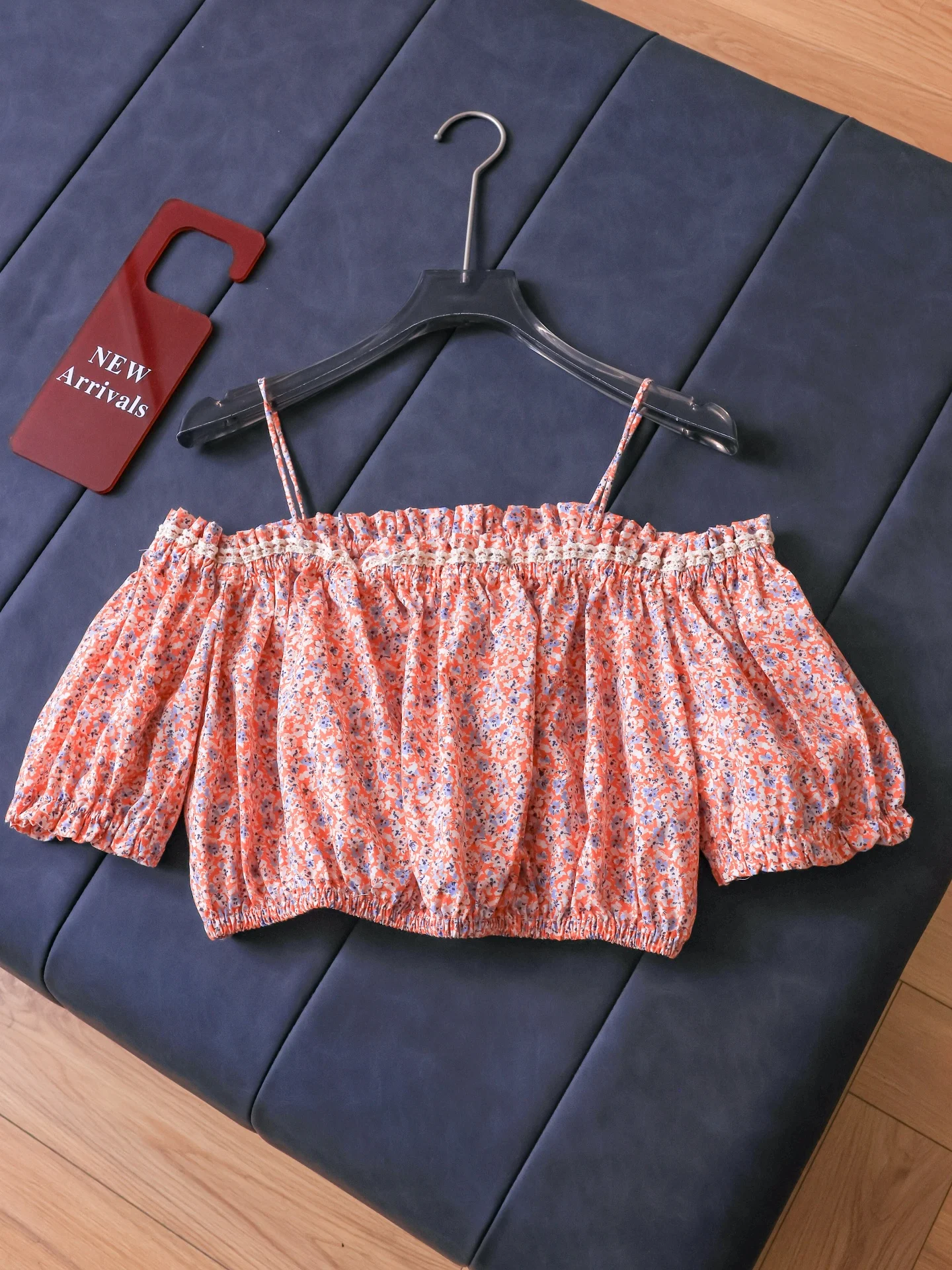 Camisa de Mujer con Encaje Floral, Un Hombro Descubierto, Manga Corta Abullonada, Estilo Casual, Fibra de Poliéster, Corte Recto, Verano, Nueva Y131