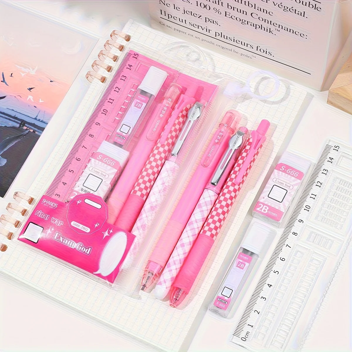 Ein 6-teiliges Schülerprüf-Briefpapier-Set, einschließlich 2 Stiften mit schwarzer Tinte, 1 Lineal, 1 Bleistift, 1 Bleistiftmine und 1 Radiergummi; ein Schulhaus