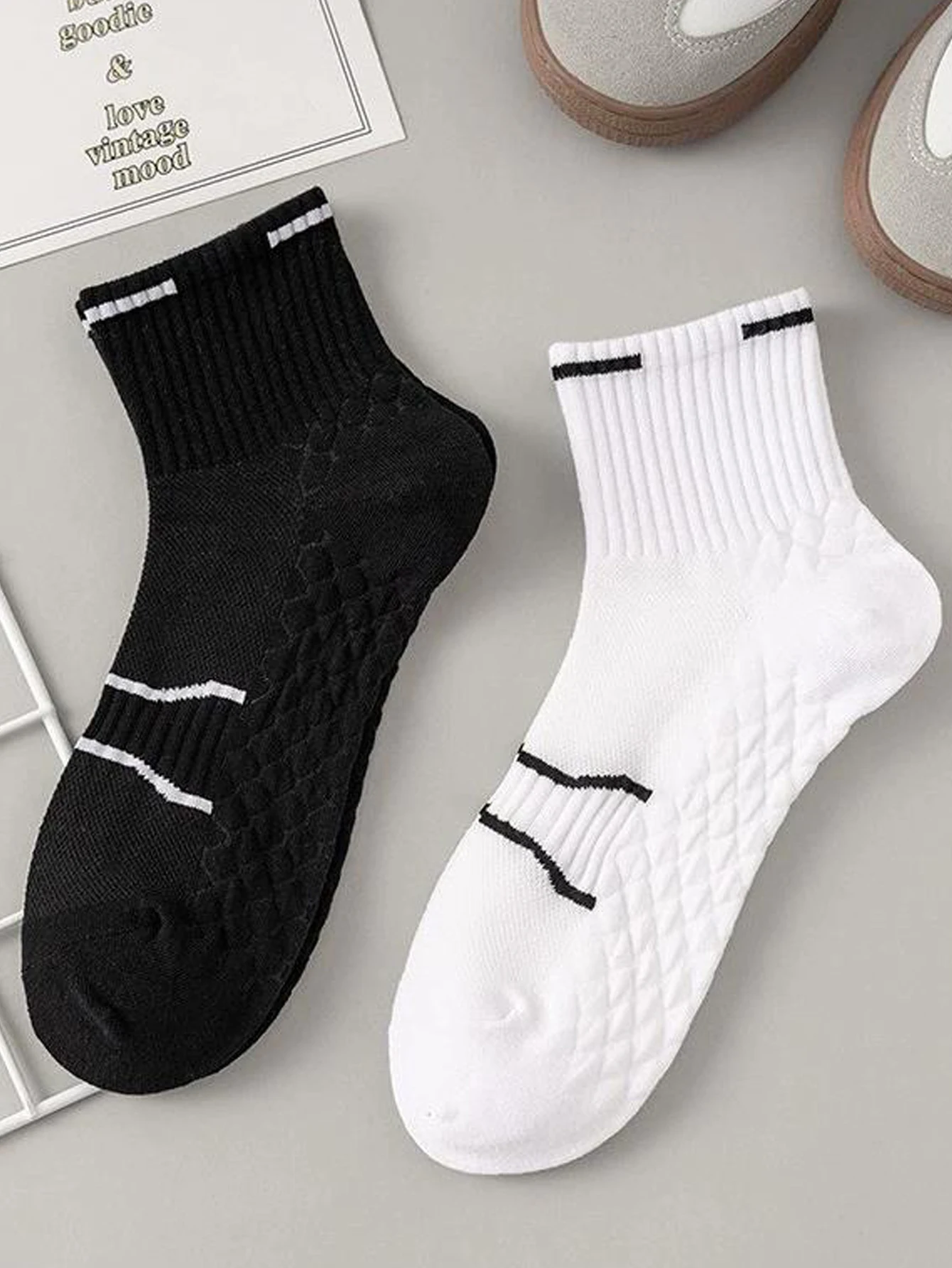 4Pairs Men's Winter Sports Socks Set Thick Warm Moisture-Wicking Solid Color Cotton Black White Business Socks for Men view 3