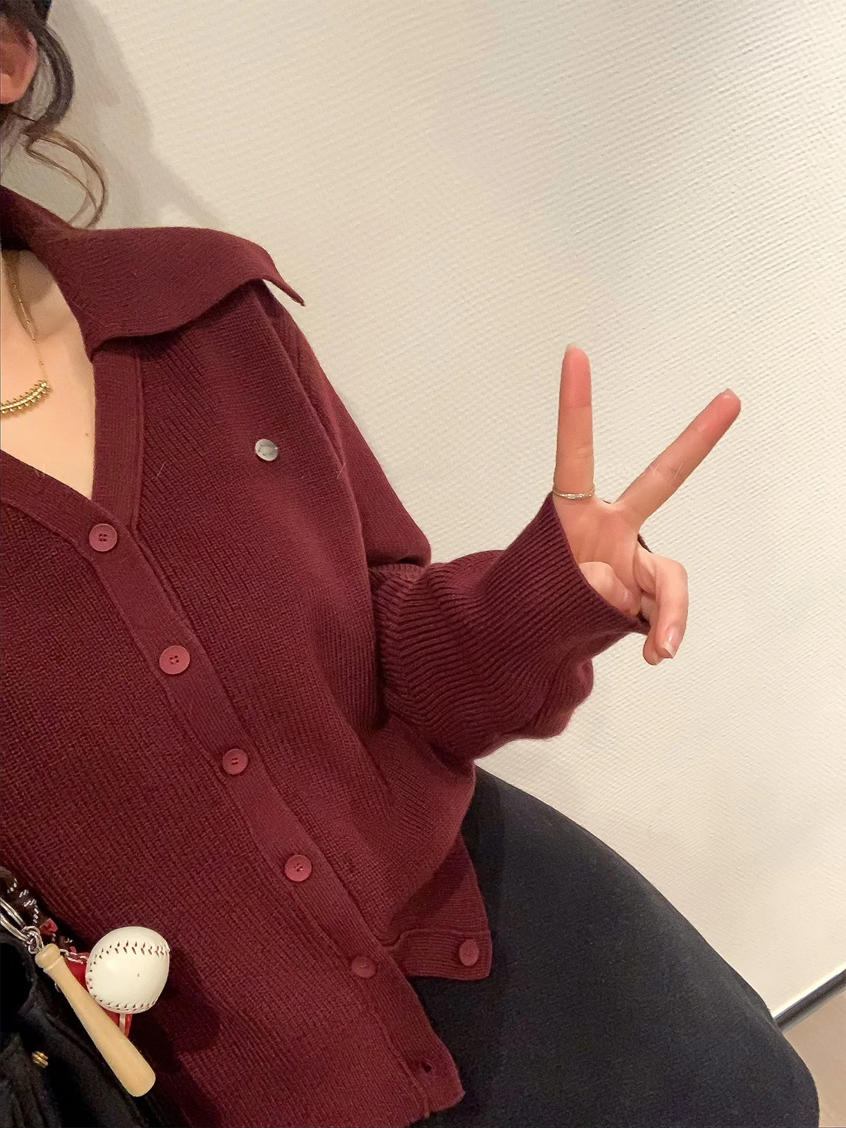 

Женский вязаный кардиган Love Devil Fi винного цвета с одной пуговицей, новая зимняя модель с длинными рукавами, антивозрастной топ в корейском стиле для повседневной носки