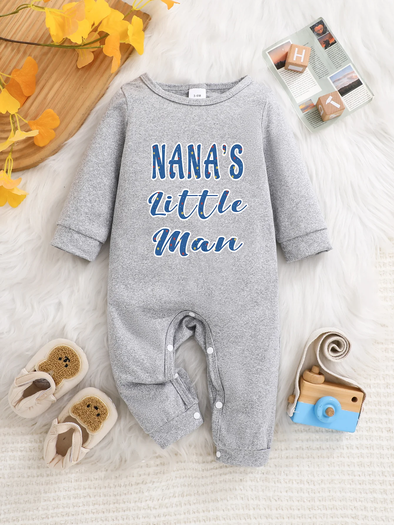 This baby long-sleeve onesie features playful prints and button closure. It is washable, easy to maintain and a practical must-h