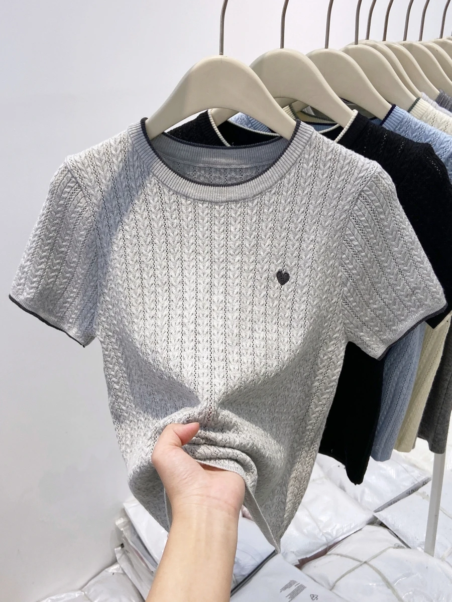 قميص نسائي صيفي جديد بأكمام قصيرة محبوك مع تطريز، قميص قصير أساسي للارتداء الداخلي، تصميم عصري ضيق برقبة مستديرة