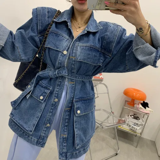 

Ретро-стиль: Женская джинсовая куртка на весну-осень, новая модная модель с большими карманами, поясом на талии, воротником-стойкой, длинными рукавами, цветная.