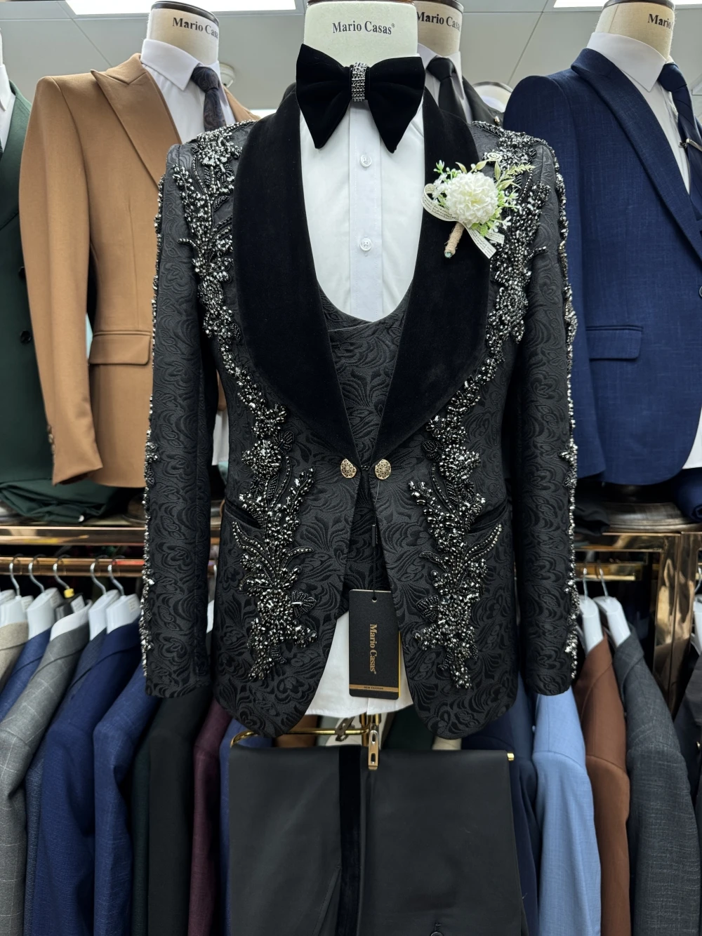 Unique Jacquard Beaded Tuxedo Chic Velvet Collar Luxurious Men's Suit Three Pieces Dancing Set Fashionable Shawl Lapel For Groom