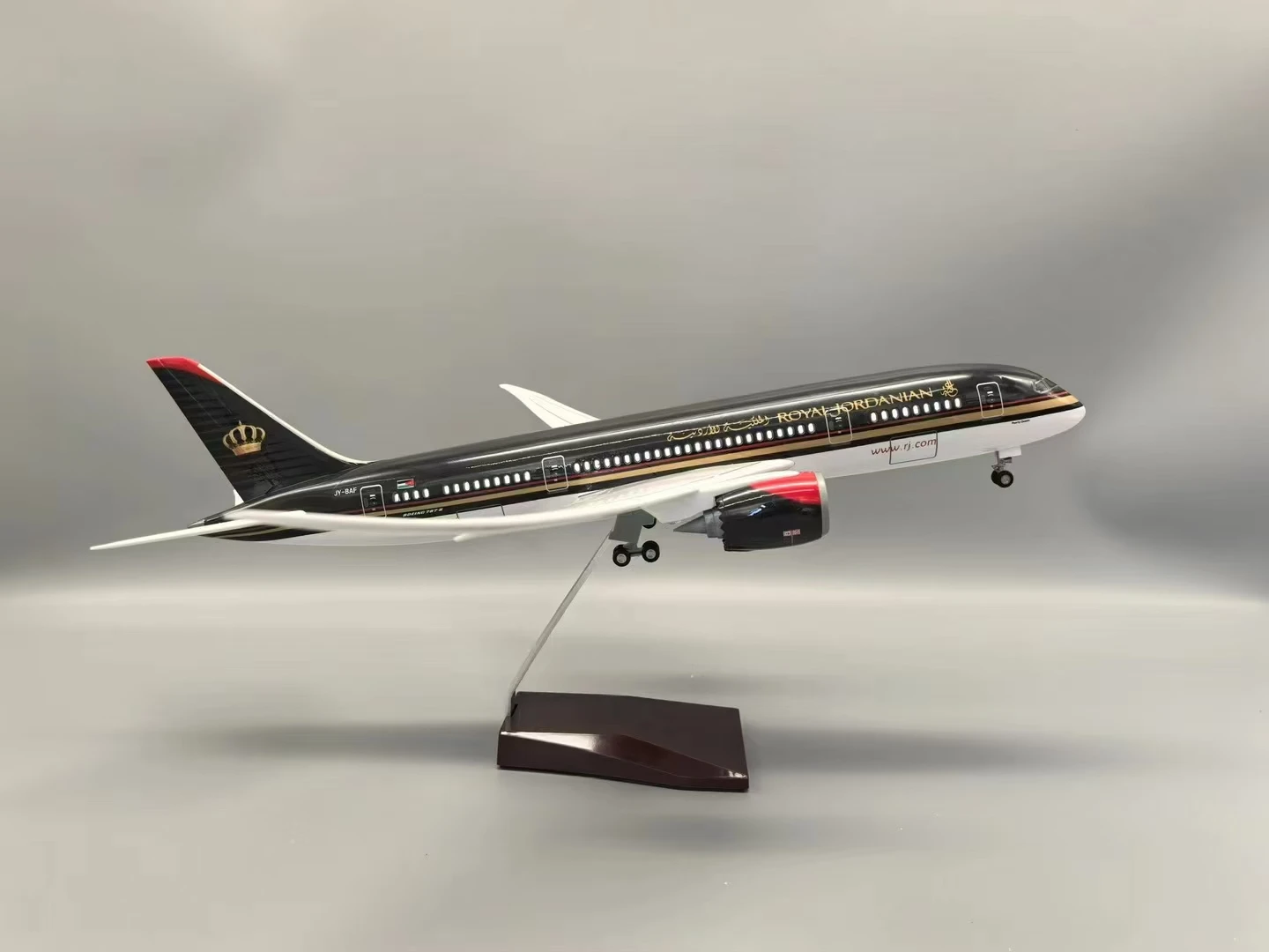 

1:130 Scale Aircraft Model Royal Jordanian B787 Air Airlines Child Toy Plane With Light Wheel Diecast Resin Airplane Collection