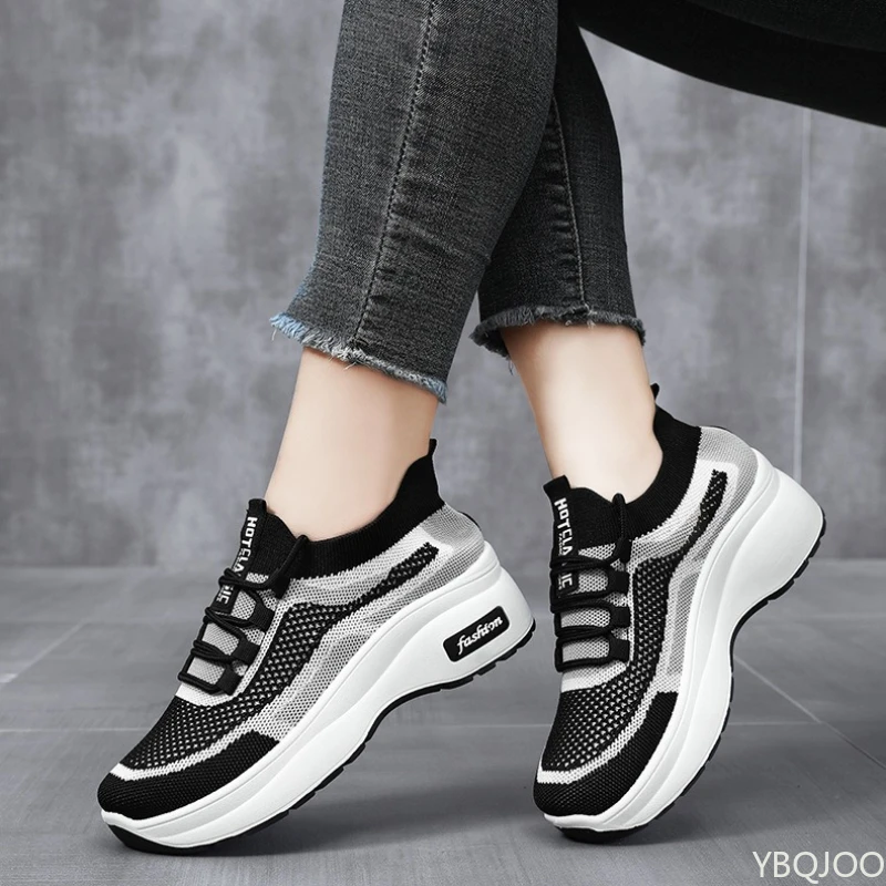 新しいファッショナブルな万能レディースシューズ、春のカジュアルランニング、通気性のある軽量厚底身長アップシューズ