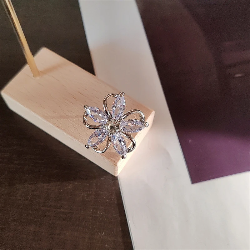 Net celebrity collar pin anti-leakage buckle zircon hollow five-petal flower fashion corsage simple design sense brooch woman