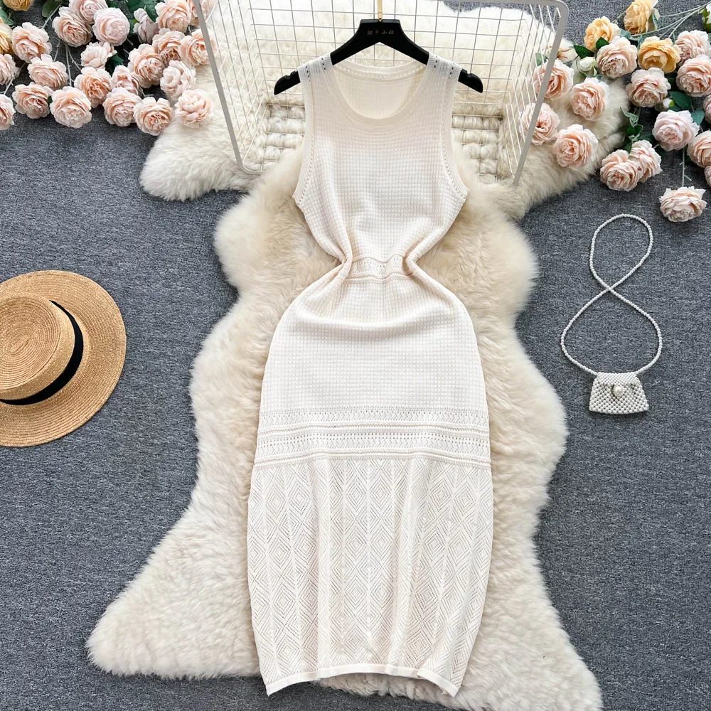 ชุดเดรสฤดูร้อนชายหาดแบบมีสายรัดยืดหยุ่นสำหรับผู้หญิงเดรสยาวคลุมเข่าสีล้วนสำหรับวันหยุด2024