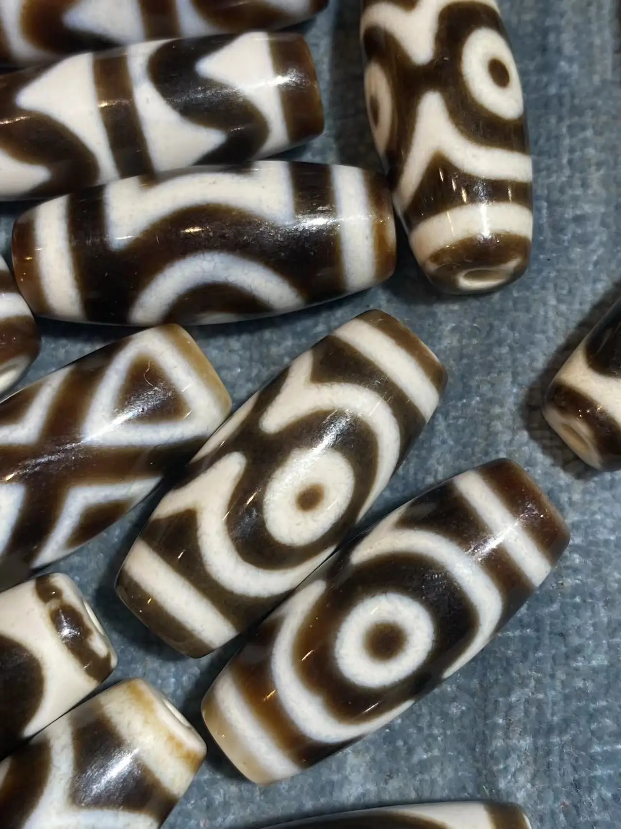 

50pcs/lot natural agate dzi wholesale Black and white Ethnic accessories Weathering lines Multiple patterns diy Necklace pendant