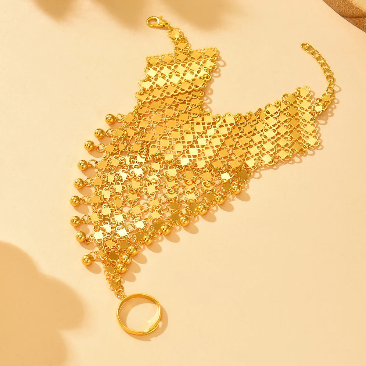 قلادة كروية صغيرة على شكل هندسي مجوف على طراز المحكمة الذهبية لأداء الرقص يقترن سوار الإصبع.