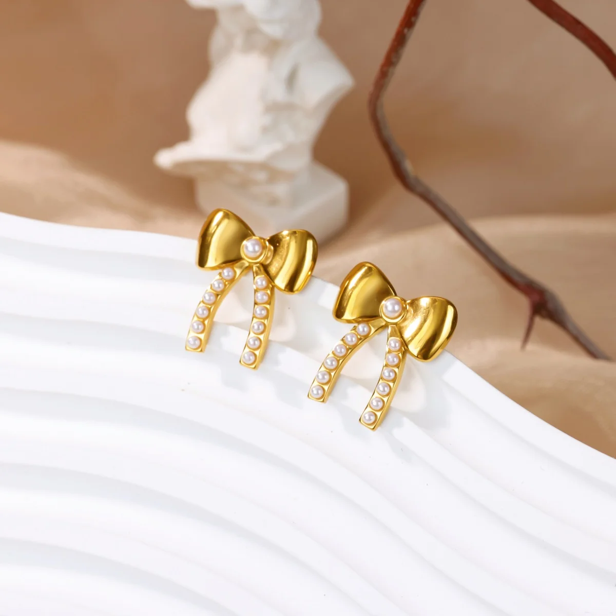 أقراط على شكل فراشة لطيفة للنساء من الفولاذ المقاوم للصدأ بأربعة أقراط على شكل زهرة البرسيم مجوهرات عصرية لحفلات الزفاف مقاومة للماء