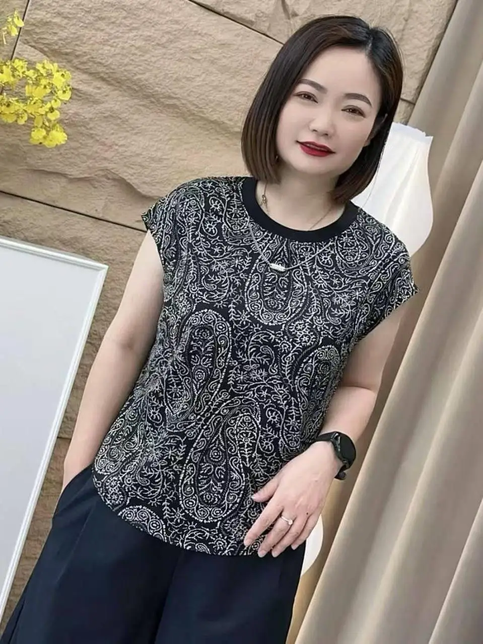 

Круглый жилет с принтом в стиле ретро, женский летний новый свободный утягивающий тонкий топ, удобная дышащая повседневная футболка