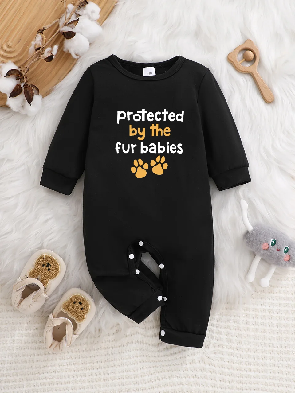 

A baby long-sleeved onesie with interesting letter prints. It features a buttoned design for easy putting on and taking off
