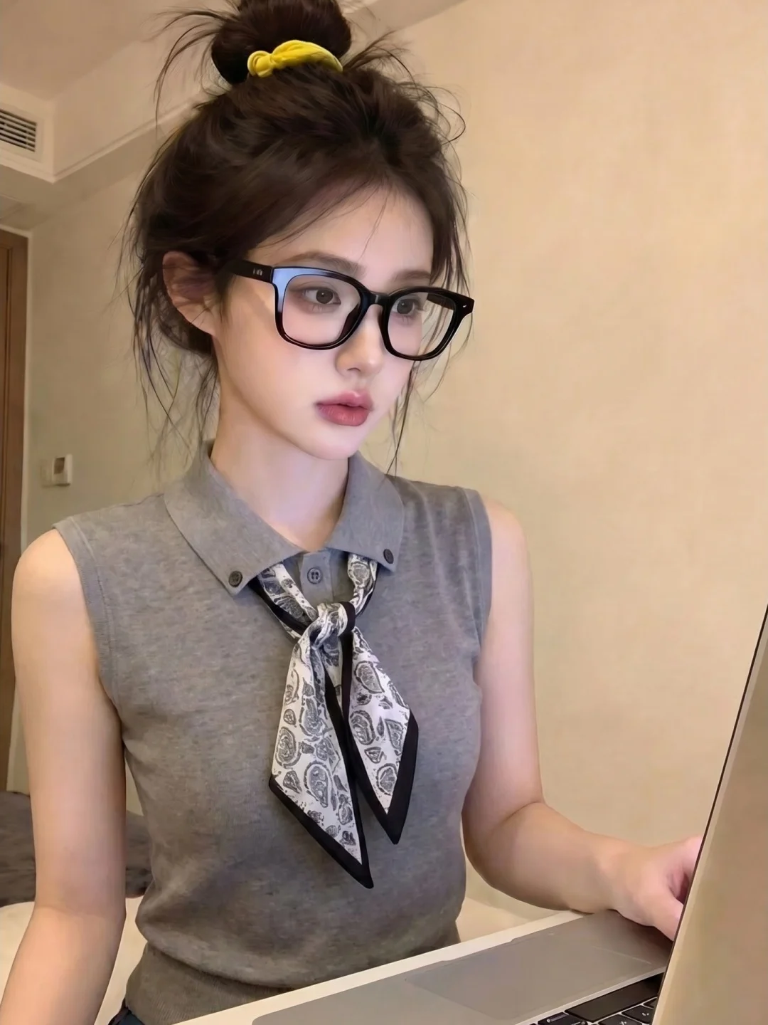 

Korean Style Grey Silk Scarf Tie Neck Sleeveless Top Women's Summer Unique Beautiful T-Shirt Standard Fit Commute Style