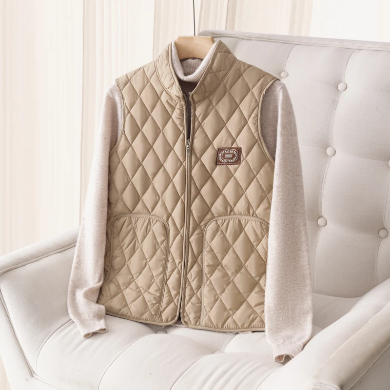 سترة قطنية خفيفة الوزن لعام 2025 للنساء في منتصف العمر وكبار السن بياقة واقفة بدون أكمام ملابس خارجية غير رسمية مضادة للبرد والدفء