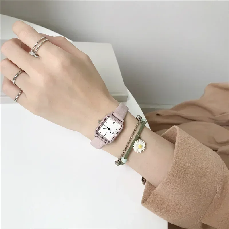 นาฬิกาควอตซ์นาฬิกาสำหรับผู้หญิงสี่เหลี่ยมย้อนยุคแบบมินิมอลสำหรับผู้หญิงชุดลำลองนาฬิกาข้อมือหนังสีดำสำหรับสุภาพสตรี