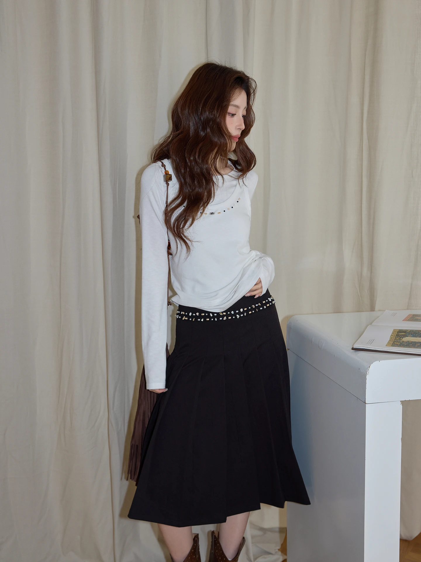 

Black Heavy Work Pleated High Waist A-Line Midi Skirt Women's Summer 2026 Elegant Loose Crossbody Commute Style Polyester Fiber