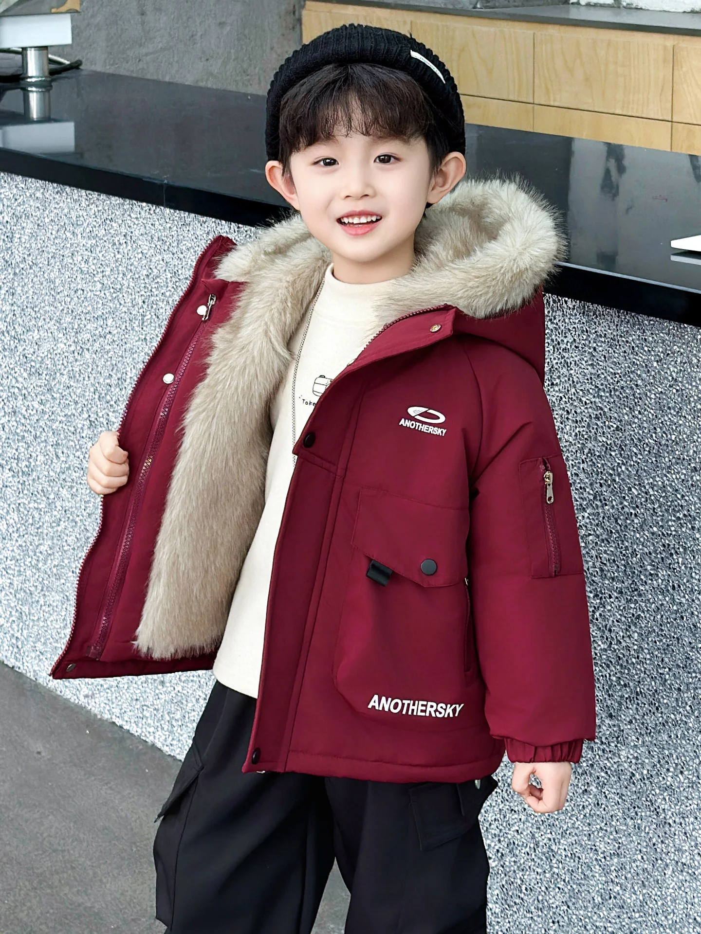 

Комплект детской зимней одежды из двух предметов: утепленная хлопковая куртка на флисе и водонепроницаемые брюки для мальчиков